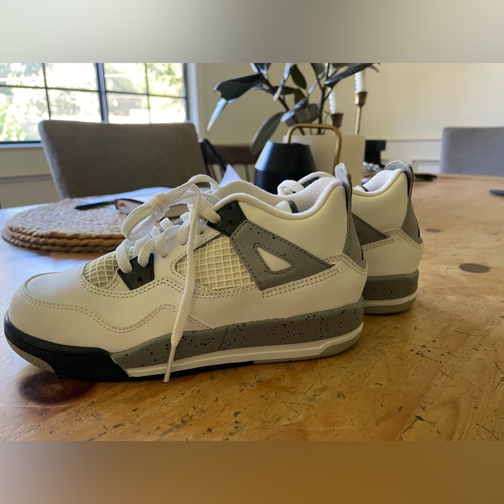 Nike
Air Jordan 4 Retro - 308497 106 youth size 2